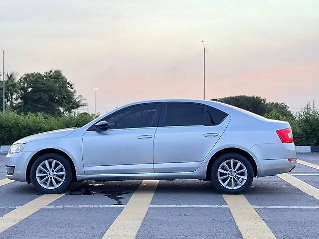 Used Skoda Octavia [2017-2021] 2.0 TDI CR Style Plus AT [2017] in Surat