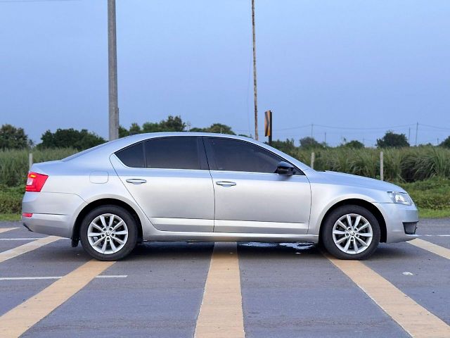 Used Skoda Octavia [2017-2021] 2.0 TDI CR Style Plus AT [2017] in Surat