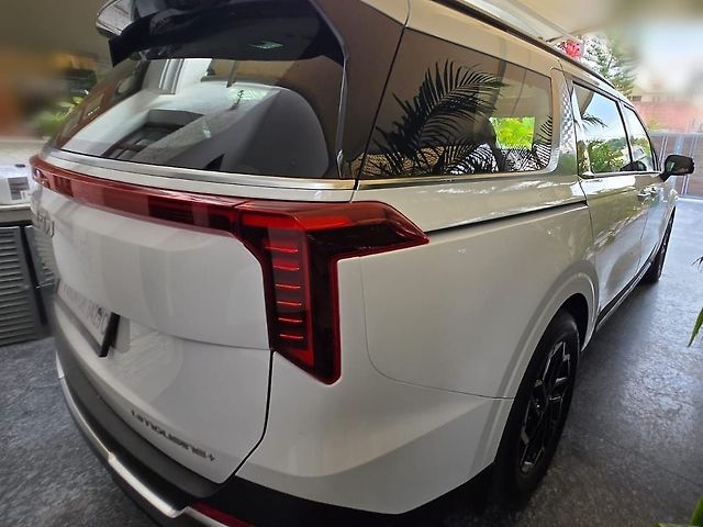 Used Kia Carnival Limousine Plus in Meerut