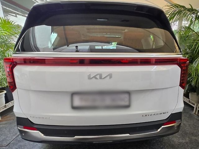 Used Kia Carnival Limousine Plus in Meerut