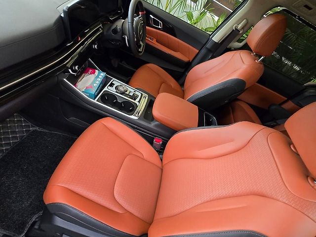 Used Kia Carnival Limousine Plus in Meerut