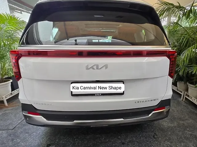 Used Kia Carnival Limousine Plus in Meerut