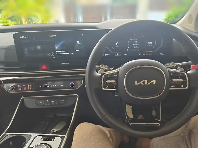 Used Kia Carnival Limousine Plus in Meerut