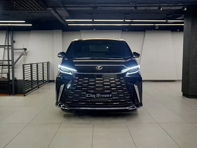 Used 2024 Lexus LM in Delhi