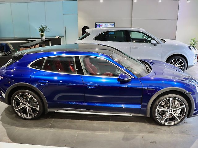 Used Porsche Taycan Cross Turismo 4S in Mumbai