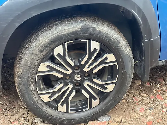 Used Renault Kiger [2022-2023] RXT (O) MT Dual Tone in Kolkata