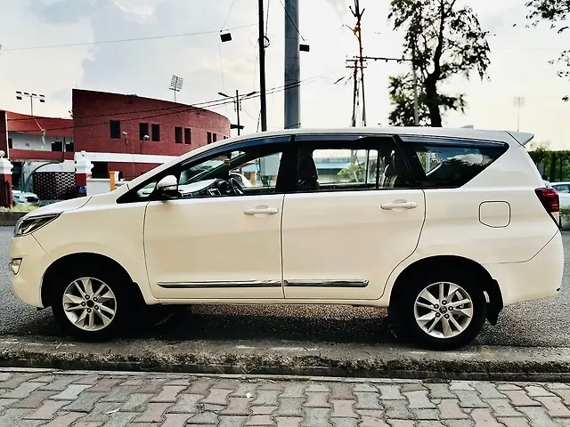 Used Toyota Innova Crysta [2016-2020] 2.4 G 8 STR [2016-2017] in Lucknow