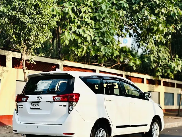 Used Toyota Innova Crysta [2016-2020] 2.4 G 8 STR [2016-2017] in Lucknow