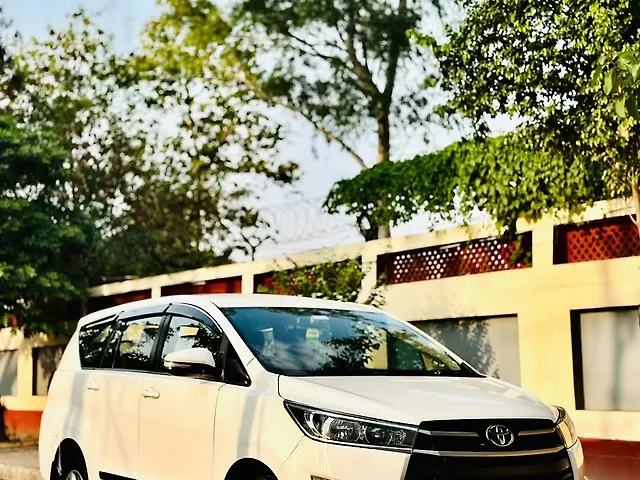 Used Toyota Innova Crysta [2016-2020] 2.4 G 8 STR [2016-2017] in Lucknow