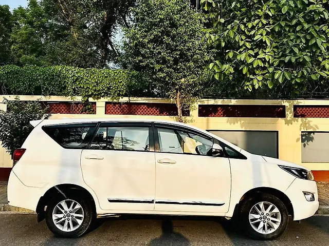 Used Toyota Innova Crysta [2016-2020] 2.4 G 8 STR [2016-2017] in Lucknow