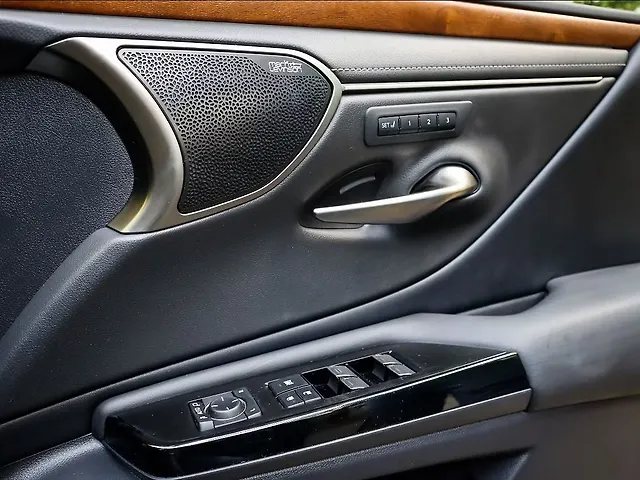 Used Lexus ES 300h Luxury in Delhi