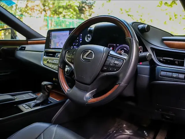 Used Lexus ES 300h Luxury in Delhi