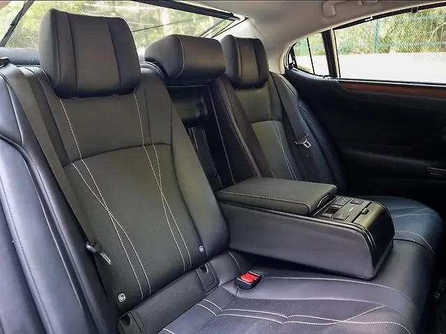 Used Lexus ES 300h Luxury in Delhi