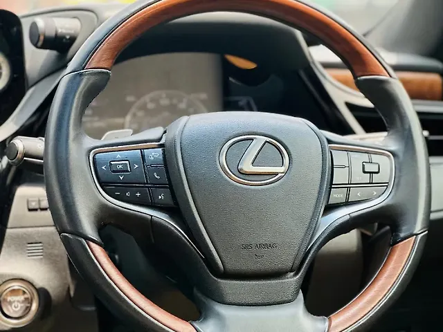 Used Lexus ES 300h Luxury in Delhi