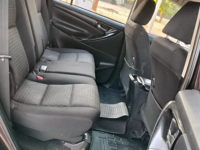 Used Toyota Innova Crysta [2016-2020] 2.4 G 8 STR [2016-2017] in Kanpur