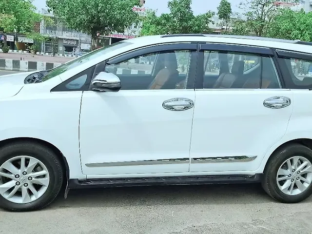 Used Toyota Innova Crysta [2016-2020] 2.4 G 7 STR [2016-2017] in Lucknow