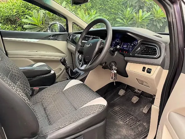 Used Mahindra Marazzo [2018-2020] M8 7 STR in Surat