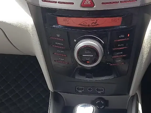 Used Mahindra XUV300 [2019-2024] W8 (O) 1.5 Diesel AMT Dual Tone in Nashik