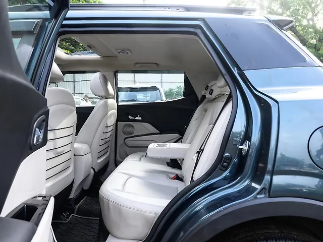 Used Mahindra XUV300 [2019-2024] W8 (O) 1.5 Diesel AMT in Mumbai