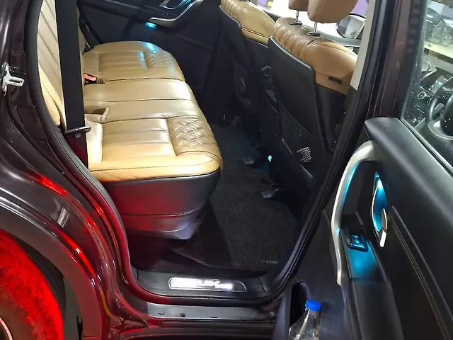 Used Mahindra XUV500 W11 AT in Delhi