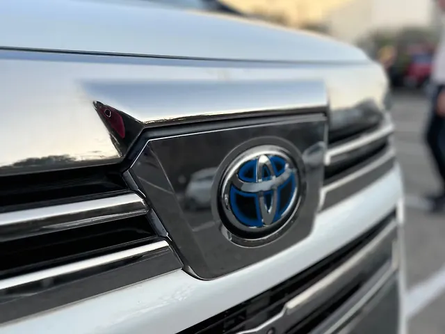 Used Toyota Vellfire VIP – Executive Lounge in Mumbai