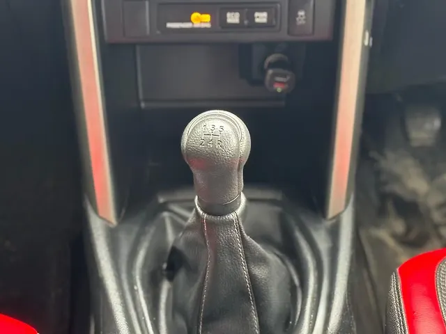 Used Toyota Innova Crysta [2016-2020] 2.4 G 8 STR [2016-2017] in Kolkata