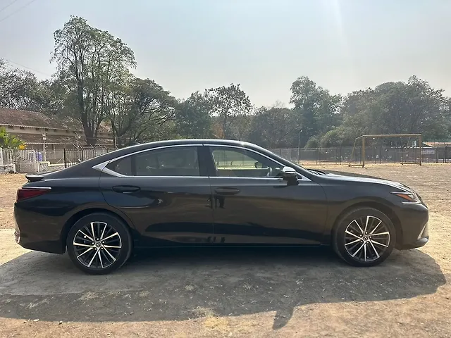 Used Lexus ES 300h Luxury in Pune