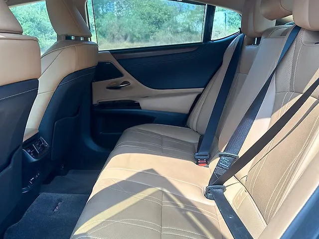 Used Lexus ES 300h Luxury in Pune