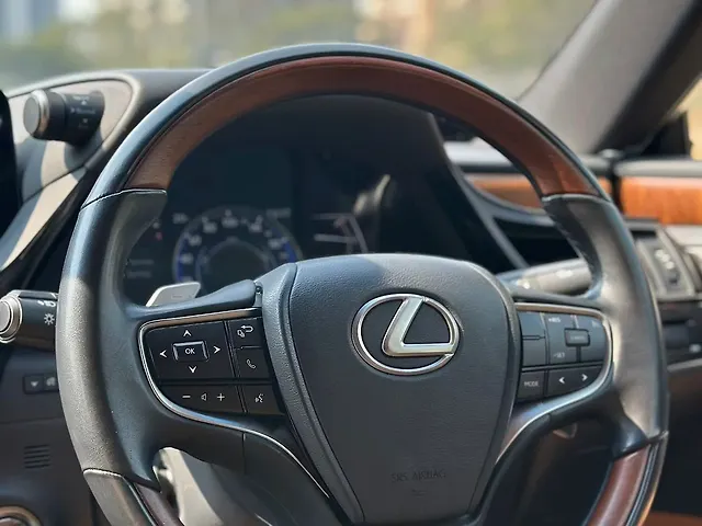 Used Lexus ES 300h Luxury in Pune