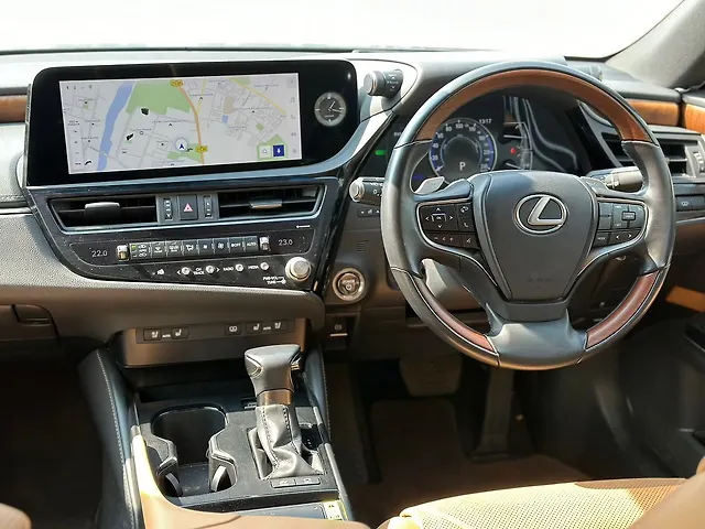 Used Lexus ES 300h Luxury in Pune