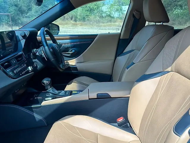 Used Lexus ES 300h Luxury in Pune