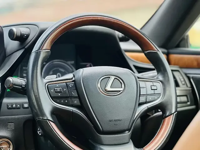 Used Lexus ES 300h Luxury in Delhi