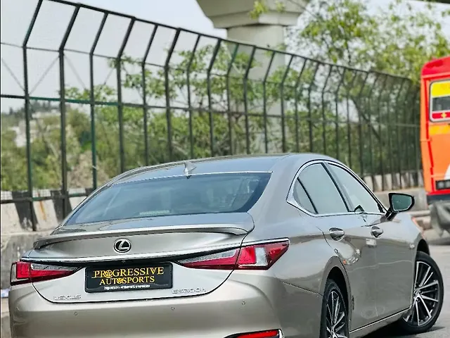 Used Lexus ES 300h Luxury in Delhi