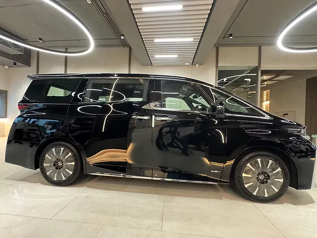 Used Toyota Vellfire VIP – Executive Lounge in Mumbai