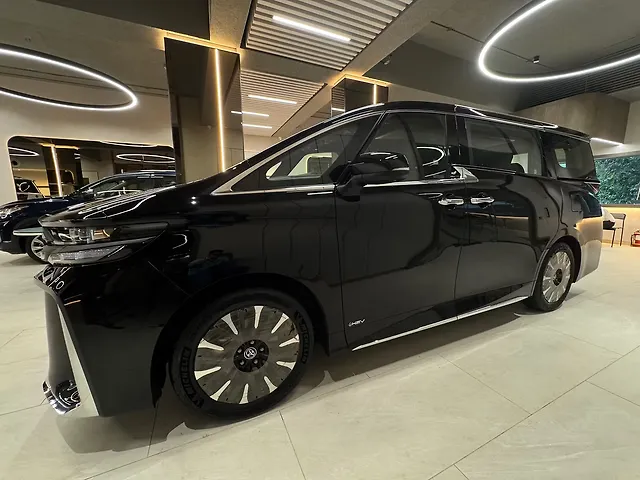 Used Toyota Vellfire VIP – Executive Lounge in Mumbai