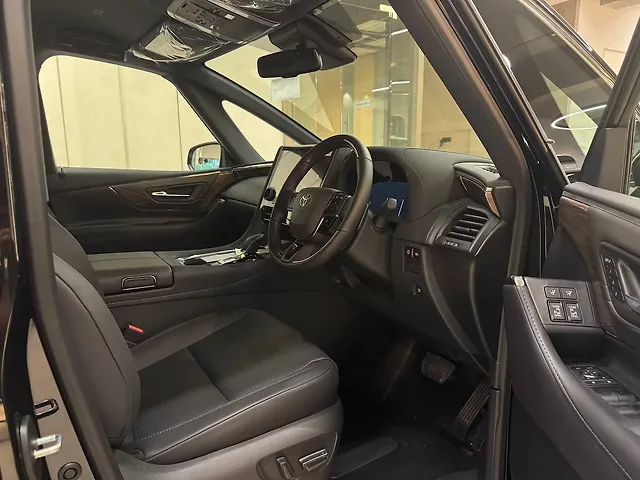 Used Toyota Vellfire VIP – Executive Lounge in Mumbai