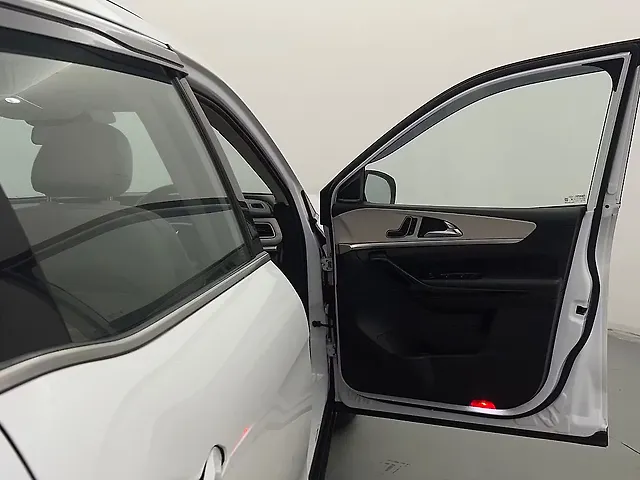Used Mahindra XUV700 AX 7 Petrol AT Luxury Pack 7 STR [2021] in Delhi