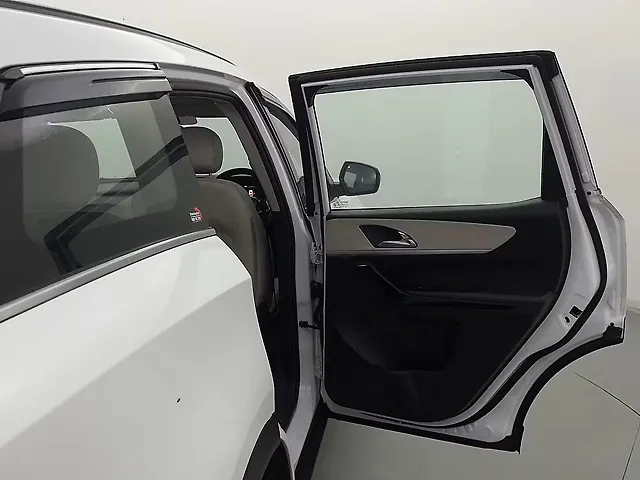 Used Mahindra XUV700 AX 7 Petrol AT Luxury Pack 7 STR [2021] in Delhi