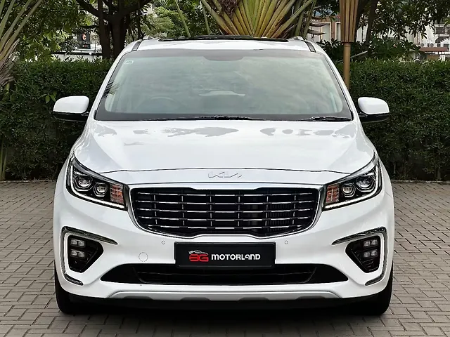 Used 2022 Kia Carnival in Surat