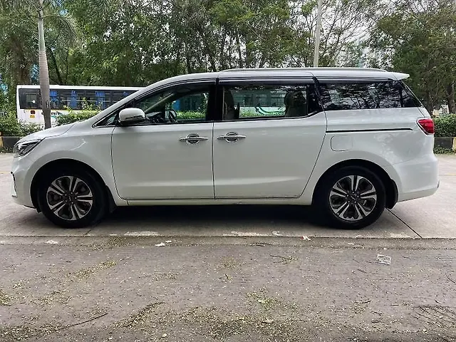 Second Hand 2022 Kia Carnival Limousine Plus STR for sale at Rs