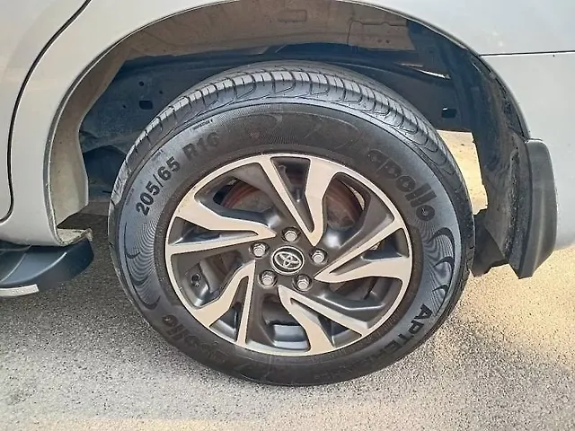 Used Toyota Innova Crysta [2016-2020] 2.4 G 8 STR [2016-2017] in Kanpur