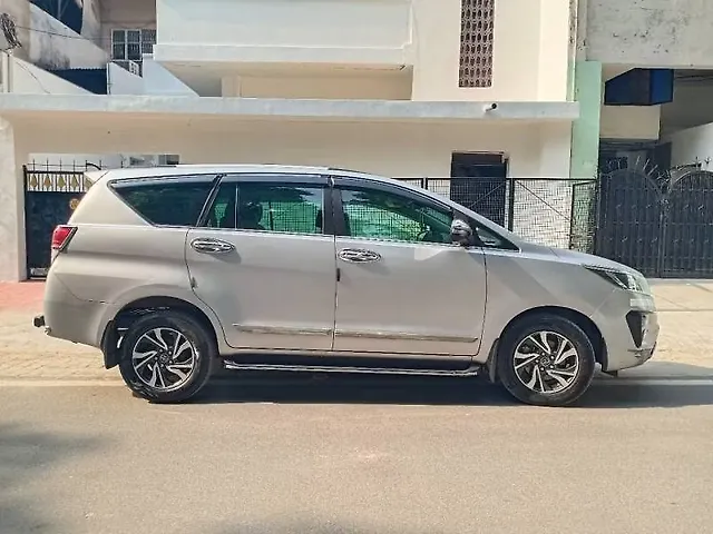 Used Toyota Innova Crysta [2016-2020] 2.4 G 8 STR [2016-2017] in Kanpur