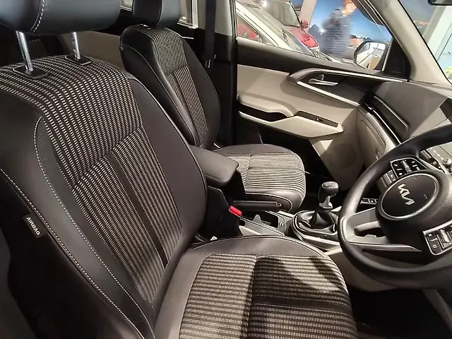 Used Kia Carens [2022-2023] Prestige 1.4 Petrol MT 7 STR in Mumbai