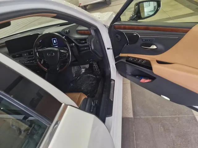 Used Lexus Old Generation ES 2018 300h Luxury in Meerut Used Lexus Old Generation ES 2018 300h Luxury in Meerut