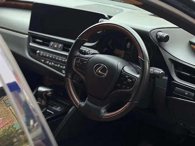 Used Lexus Old Generation ES 2018 300h Luxury in Thrissur
