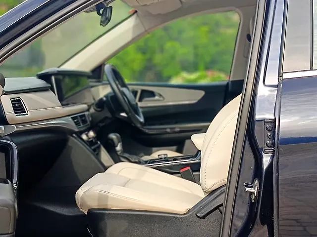 Used Mahindra Old Generation XUV700 AX 7 Petrol AT Luxury Pack 7 STR [2021] in Delhi