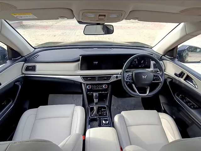 Used Mahindra Old Generation XUV700 AX 7 Petrol AT Luxury Pack 7 STR [2021] in Delhi