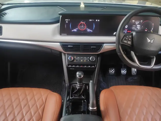 Used Mahindra Old Generation XUV700 AX5 2WD Diesel 2.2L Turbo Manual 7 STR in Bangalore