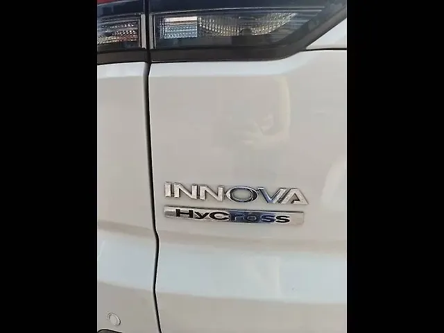 Used Toyota Innova Hycross VX (O) Hybrid (Electric + Petrol) Automatic (e-CVT) 8 STR in Lucknow