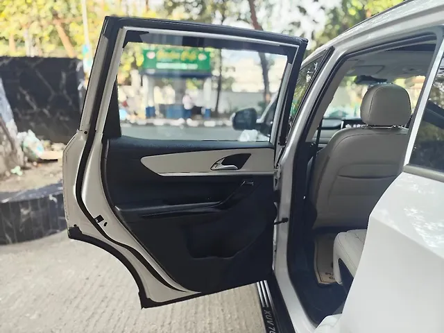 Used Mahindra Old Generation XUV700 AX 7 Diesel MT Luxury Pack 7 STR [2021] in Kolkata
